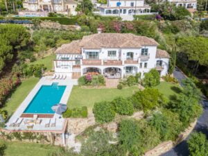 Luxury villa with swimming pool and big garden